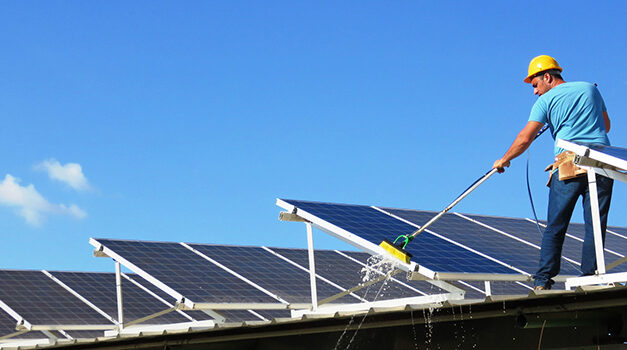 Guía para limpiar placas solares en el tejado